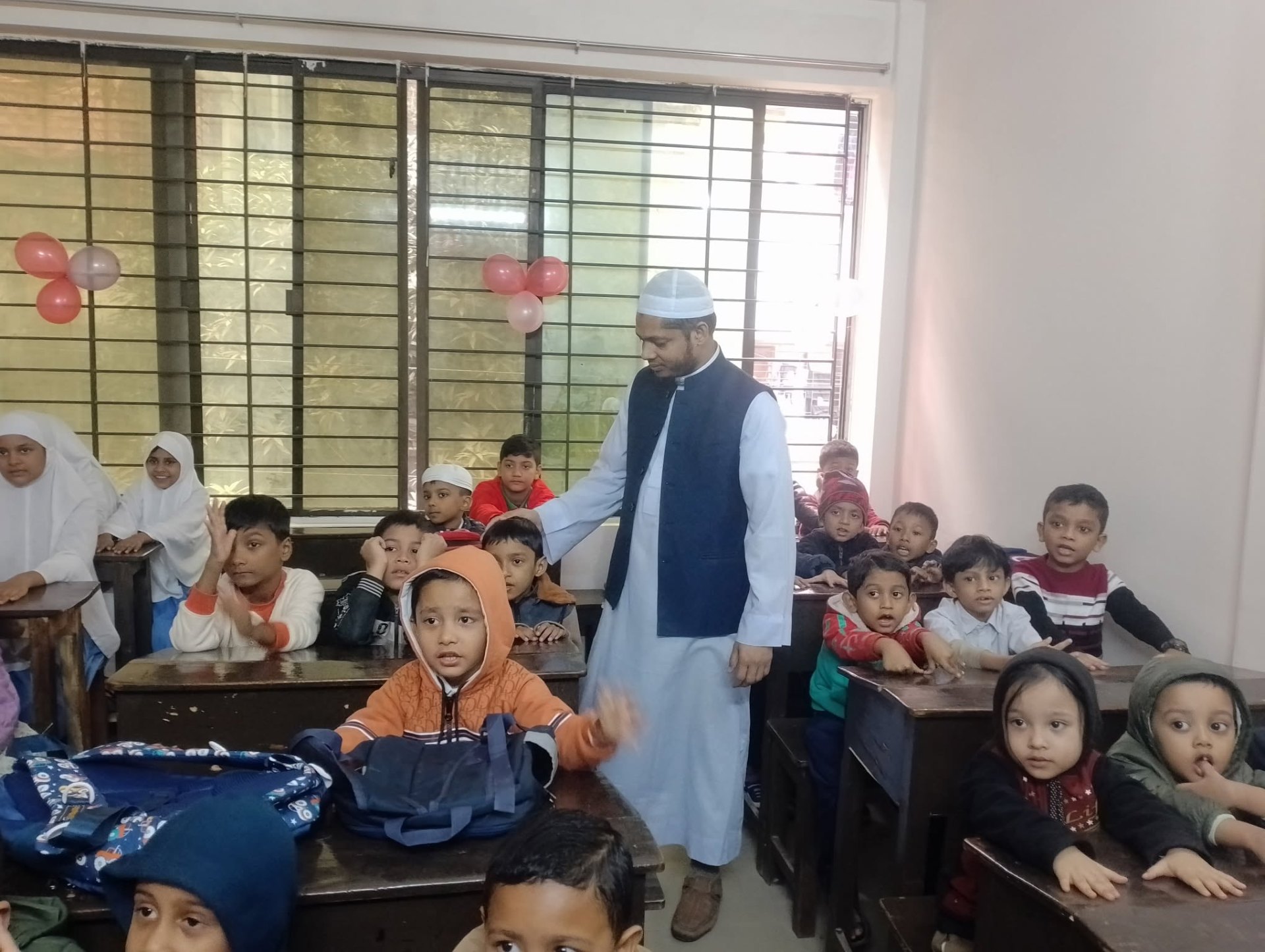 শ্রেণিকক্ষে শিক্ষকের সাথে শিক্ষার্থীরা